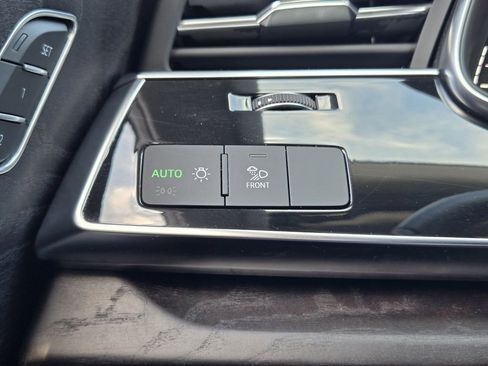 Used 2023 Audi Q8 Premium image 26