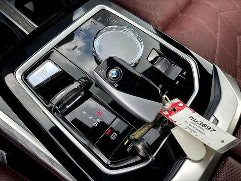 Used 2024 BMW i7 xDrive60 AWD/4WD image 32