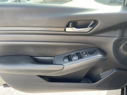 Used 2025 Nissan Altima 2.5 SV FWD image 12