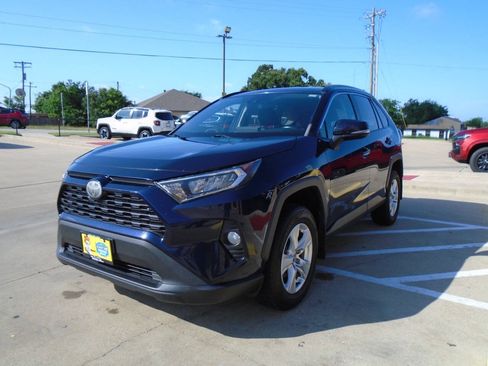 Used 2021 Toyota RAV4 XLE FWD image 3