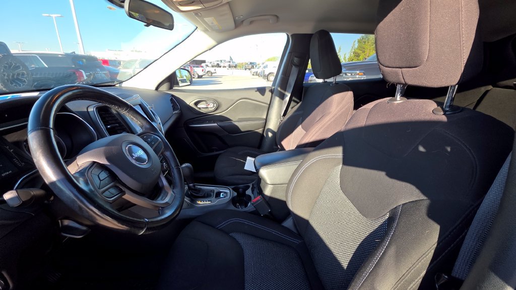 Used 2019 Jeep Cherokee Latitude w/ Cold Weather Group AWD/4WD image 11