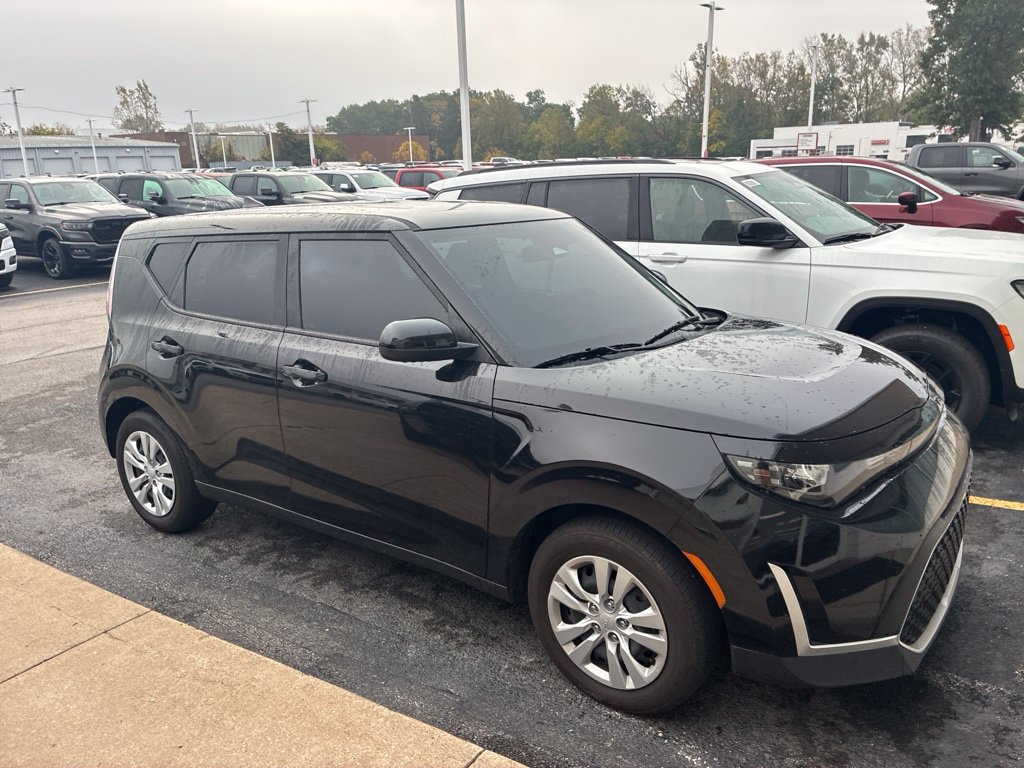 Used 2025 Kia Soul LX FWD image 3