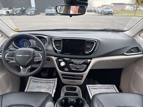 Used 2023 Chrysler Pacifica Touring-L image 18