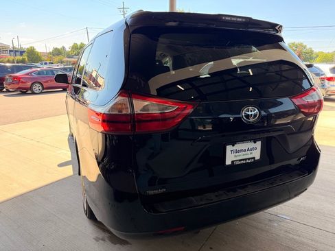 Used 2018 Toyota Sienna XLE w/ XLE Navigation Package FWD image 5