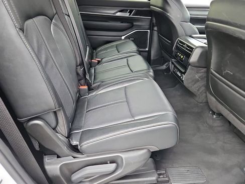 Used 2024 Jeep Wagoneer Series II w/ Flexible Seating Group image 18