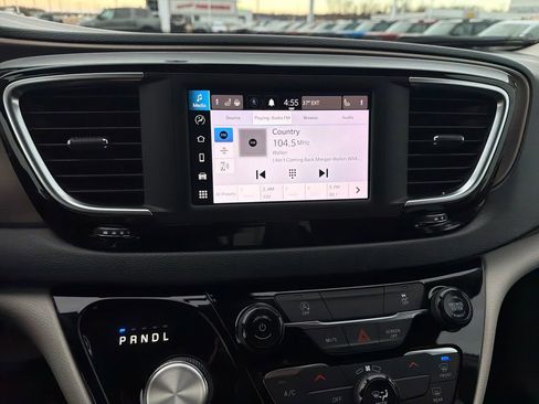 Used 2022 Chrysler Voyager LX image 18