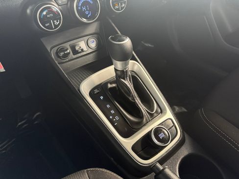 Used 2020 Hyundai Venue SEL image 16