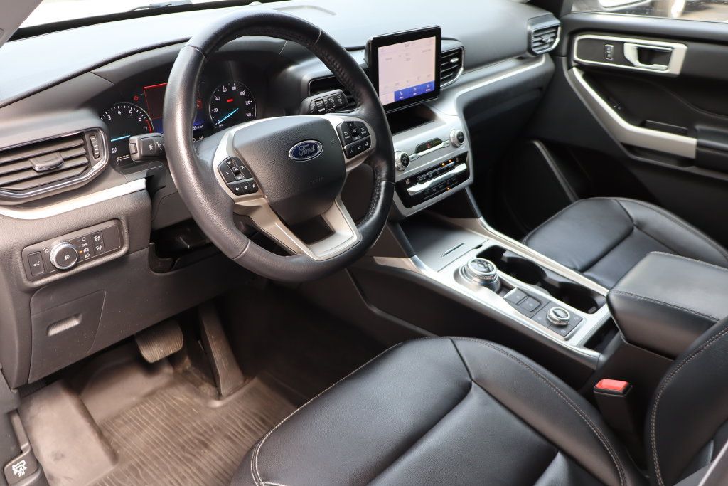 Used 2020 Ford Explorer XLT w/ Equipment Group 202A AWD/4WD image 4