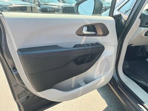 Used 2018 Chrysler Pacifica Touring Plus w/ Tire & Wheel Group FWD image 16