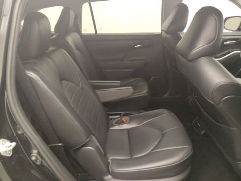 Used 2021 Toyota Highlander XLE FWD image 19