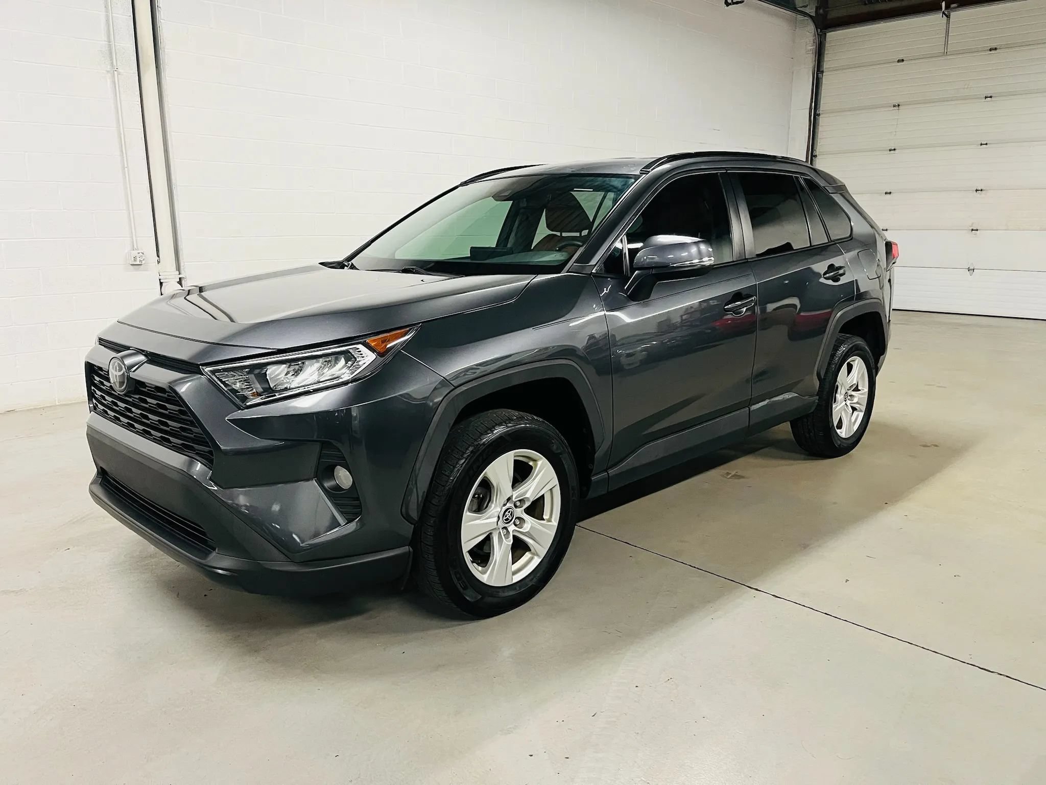 Used 2021 Toyota RAV4 XLE FWD image 2