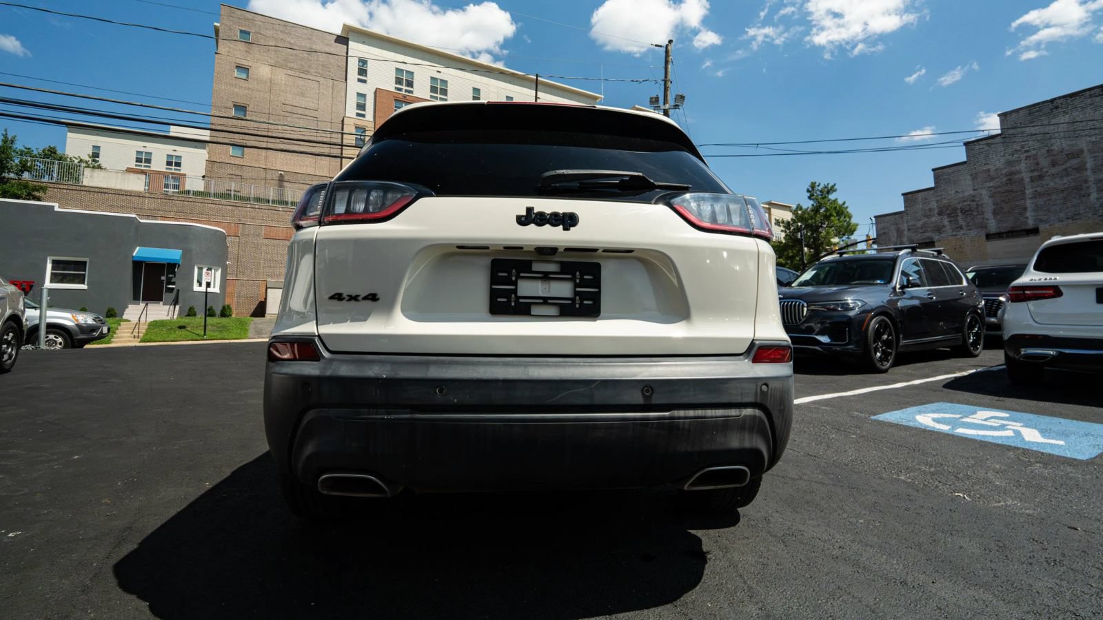 Used 2019 Jeep Cherokee Latitude Plus AWD/4WD image 5