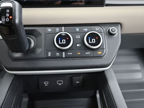 Used 2022 Land Rover Defender 110 SE AWD/4WD image 29