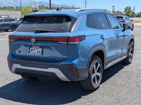 Used 2025 Volkswagen Tiguan SE AWD/4WD image 3