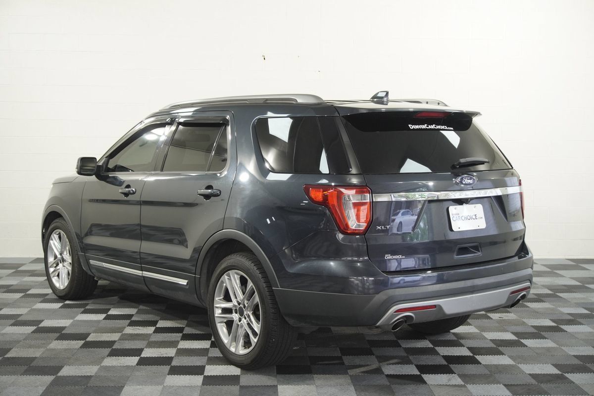 Used 2017 Ford Explorer XLT w/ Equipment Group 202A FWD image 3
