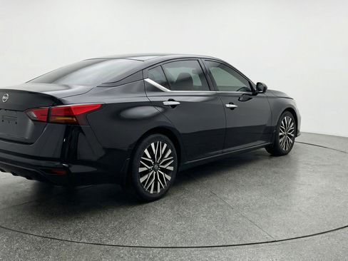 Used 2025 Nissan Altima 2.5 SV FWD image 9