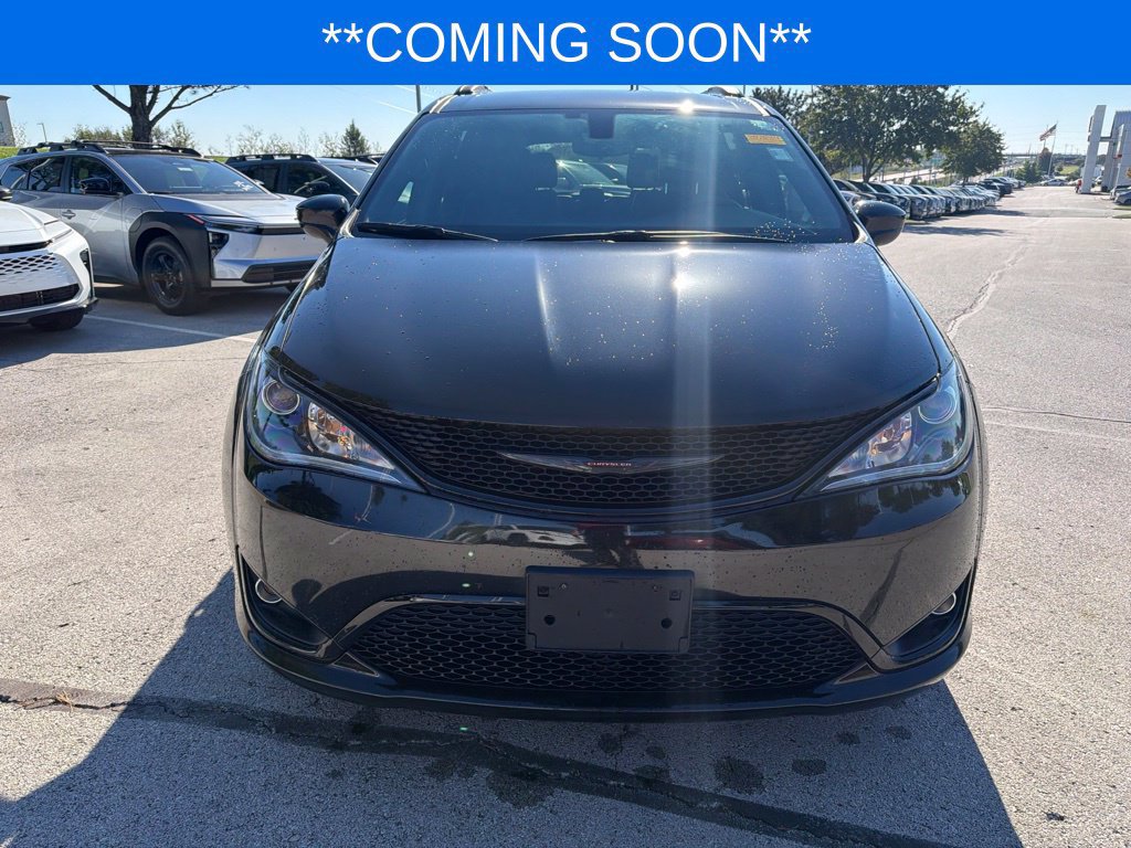Used 2018 Chrysler Pacifica Touring-L w/ S Appearance Package FWD image 2