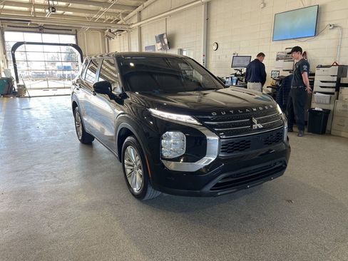 Used 2022 Mitsubishi Outlander ES image 2