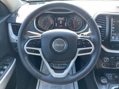 Used 2018 Jeep Cherokee Latitude Plus AWD/4WD image 19