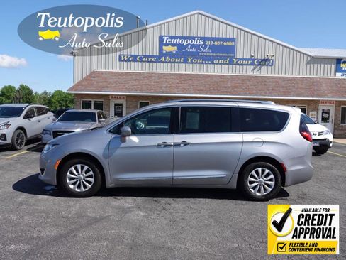 Used 2019 Chrysler Pacifica Touring-L FWD image 1