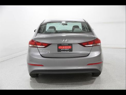 Used 2018 Hyundai Elantra SE image 16