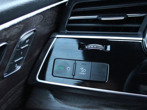 Used 2019 Audi Q8 Premium image 18