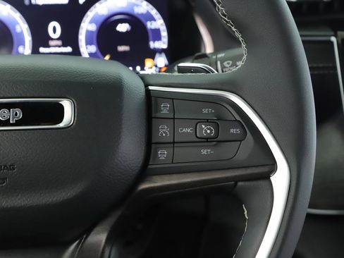 New 2025 Jeep Grand Cherokee Limited w/ Black Appearance Package image 9