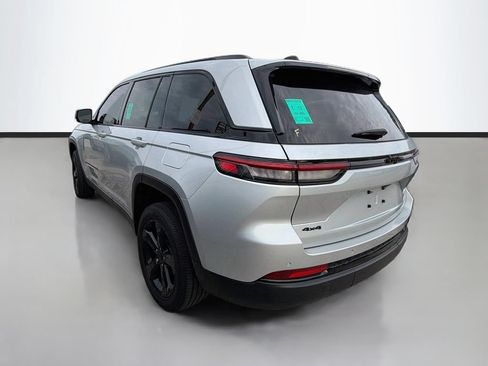 Used 2023 Jeep Grand Cherokee Altitude AWD/4WD image 6