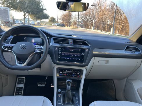 Certified 2022 Volkswagen Tiguan SE R-Line image 25