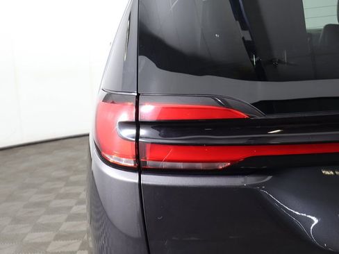 Used 2023 Chrysler Pacifica Touring-L image 16