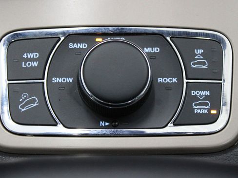 Used 2015 Jeep Grand Cherokee Overland image 34