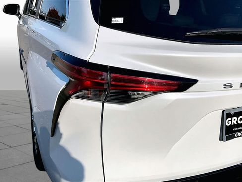 Certified 2022 Toyota Sienna Limited FWD image 28