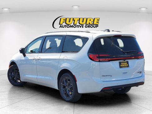 New 2026 Chrysler Pacifica Limited w/ S Appearance Package image 6