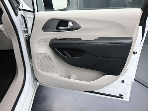 Used 2023 Chrysler Pacifica Touring-L FWD image 11