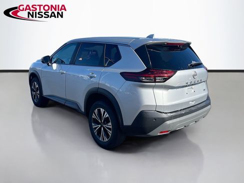 Used 2023 Nissan Rogue SV image 6
