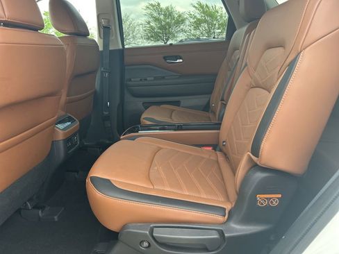 Used 2024 Nissan Pathfinder Platinum FWD image 9