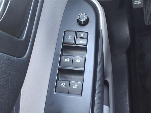 Used 2017 Toyota Highlander LE image 23