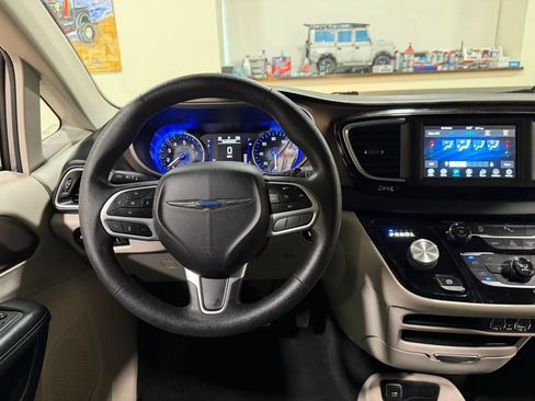 Used 2021 Chrysler Voyager L FWD image 48