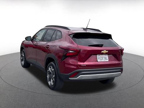 Used 2025 Chevrolet Trax LT FWD image 11
