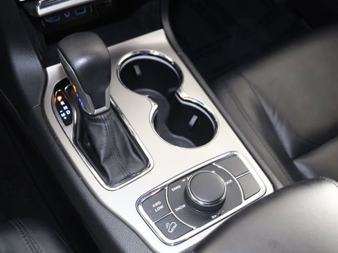 Used 2019 Jeep Grand Cherokee Limited image 28