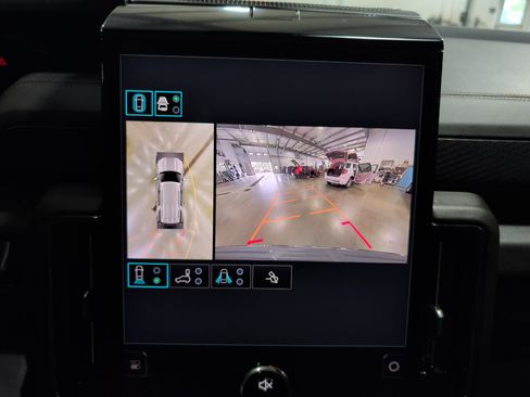 Used 2025 GMC Yukon AT4 w/ AT4 Premium Package AWD/4WD image 16