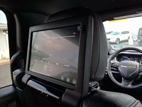 Used 2020 Chrysler Pacifica Touring-L Plus w/ S Appearance Package FWD image 9