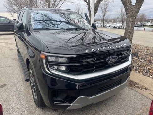 Used 2025 Ford Expedition Platinum w/ Driver's Package image 2