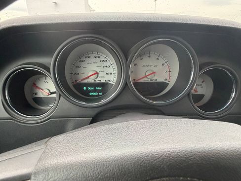 Used 2009 Dodge Challenger SRT8 w/ Spring Special Group RWD image 18