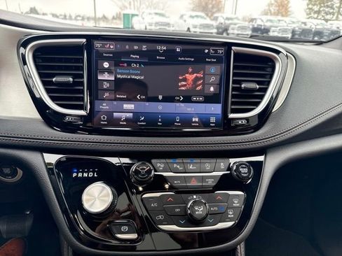 Used 2025 Chrysler Pacifica Pinnacle w/ Trailer Tow Group image 18