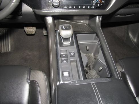 Used 2023 Nissan Pathfinder SL FWD image 15