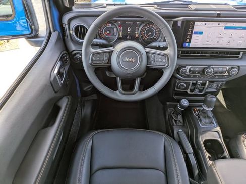 Certified 2025 Jeep Gladiator Sport AWD/4WD image 11