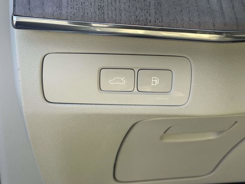 Certified 2023 Volvo XC90 T8 Ultimate w/ Lounge Package image 25