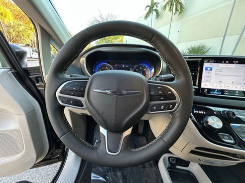 Certified 2023 Chrysler Pacifica Touring-L FWD image 19