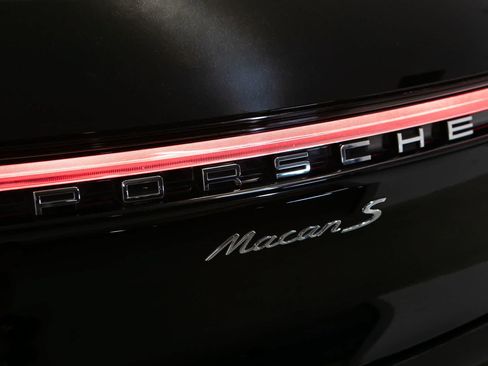 Certified 2023 Porsche Macan S AWD/4WD image 37